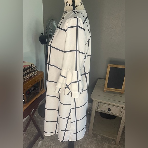 Lovely White Dress with Black Squares with Bell Sleeves and knee length - Picture 4 of 9